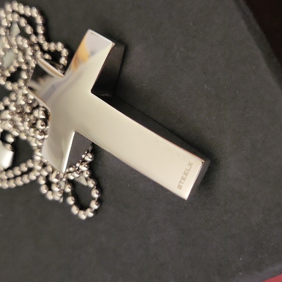 Stainless steel matt finish solid cross - Picture 4 of 4